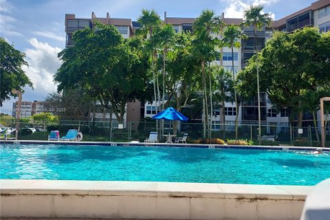 Купить кондоминиум в Пемброк-Пайнс, Флорида 2 спальни, 99.41м2, № 1941911 - фото 14