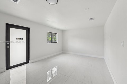 Commercial property in Miami, Florida № 1798866 - photo 8