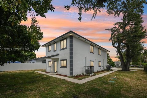 Commercial property in Miami, Florida № 1798866 - photo 2