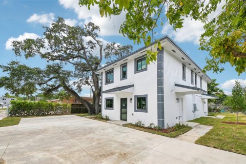 Commercial property in Miami, Florida № 1798866 - photo 4