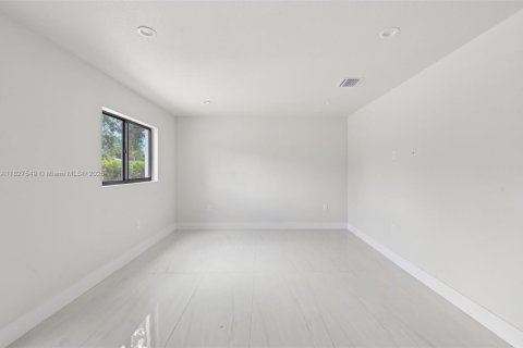 Commercial property in Miami, Florida № 1798866 - photo 7