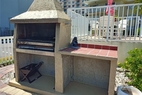 Copropriété à vendre à Hallandale Beach, Floride: 1 chambre, 67.82 m2 № 1961486 - photo 17