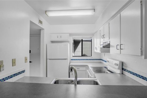 Condo in Winter Park, Florida, 2 bedrooms  № 1717356 - photo 8