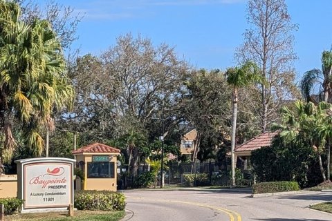 Condo in Saint Petersburg, Florida, 1 bedroom № 2222449 - photo 2