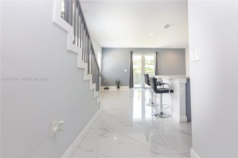 Casa en alquiler en Miami, Florida, 4 dormitorios, 197.32 m2 № 2192338 - foto 12