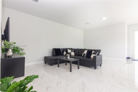 Casa en alquiler en Miami, Florida, 4 dormitorios, 197.32 m2 № 2192338 - foto 3