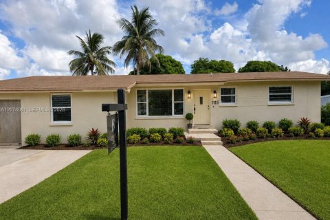 Villa ou maison à Hialeah, Floride 4 chambres, 184.97 m2 № 2322223