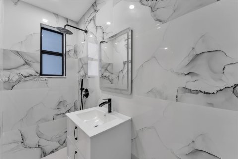 Propiedad comercial en venta en Miami, Florida, 149.76 m2 № 1893451 - foto 24