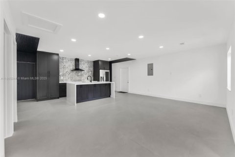 Propiedad comercial en venta en Miami, Florida, 149.76 m2 № 1893451 - foto 8