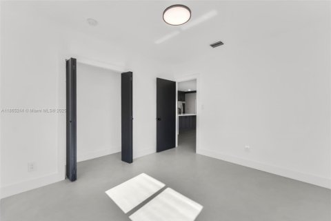 Propiedad comercial en venta en Miami, Florida, 149.76 m2 № 1893451 - foto 16