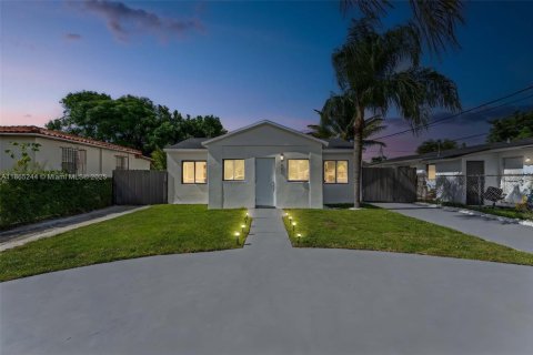 Propiedad comercial en venta en Miami, Florida, 149.76 m2 № 1893451 - foto 1