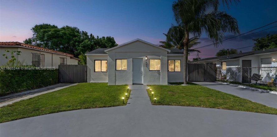 Propiedad comercial en Miami, Florida 149.76 m2 № 1893451