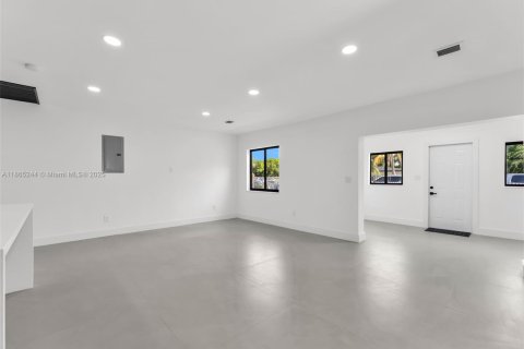 Propiedad comercial en venta en Miami, Florida, 149.76 m2 № 1893451 - foto 14