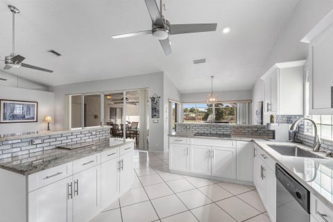 House in Coral Springs, Florida 5 bedrooms, 237.74 sq.m. № 2190050 - photo 11