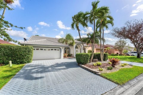 House in Coral Springs, Florida 5 bedrooms, 237.74 sq.m. № 2190050 - photo 3