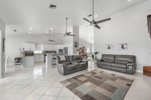 House in Coral Springs, Florida 5 bedrooms, 237.74 sq.m. № 2190050 - photo 8