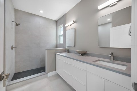 House in Saint Petersburg, Florida 3 bedrooms, 165.18 sq.m. № 2195878 - photo 29