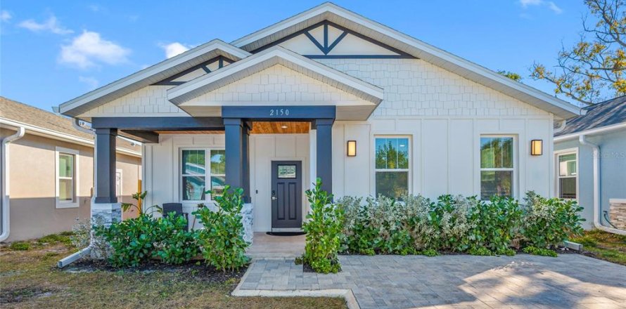 House in Saint Petersburg, Florida 3 bedrooms, 165.18 sq.m. № 2195878