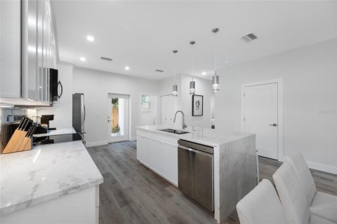 House in Saint Petersburg, Florida 3 bedrooms, 165.18 sq.m. № 2195878 - photo 13