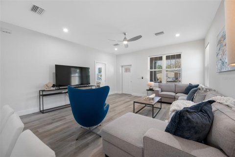 House in Saint Petersburg, Florida 3 bedrooms, 165.18 sq.m. № 2195878 - photo 6
