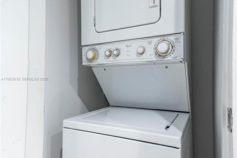 Condominio en alquiler en Miami, Florida, 1 dormitorio, 78.32 m2 № 2010134 - foto 25