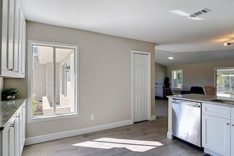 House in Deltona, Florida 3 bedrooms, 158.21 sq.m. № 2418503 - photo 6