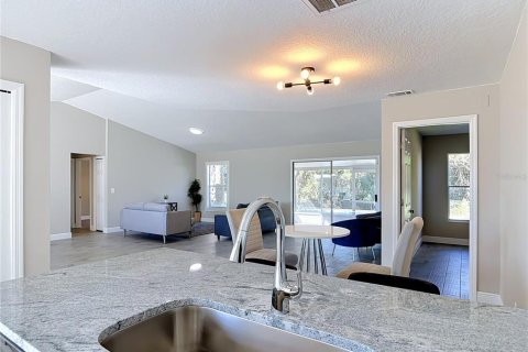 House in Deltona, Florida 3 bedrooms, 158.21 sq.m. № 2418503 - photo 5