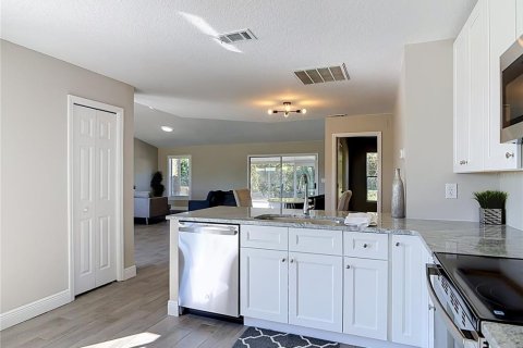 House in Deltona, Florida 3 bedrooms, 158.21 sq.m. № 2418503 - photo 2