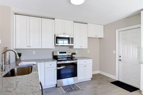 House in Deltona, Florida 3 bedrooms, 158.21 sq.m. № 2418503 - photo 4