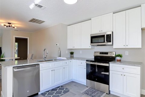 House in Deltona, Florida 3 bedrooms, 158.21 sq.m. № 2418503 - photo 3