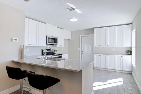 House in Deltona, Florida 3 bedrooms, 158.21 sq.m. № 2418503 - photo 8