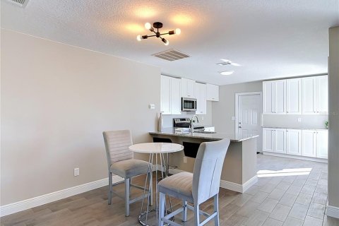 House in Deltona, Florida 3 bedrooms, 158.21 sq.m. № 2418503 - photo 10