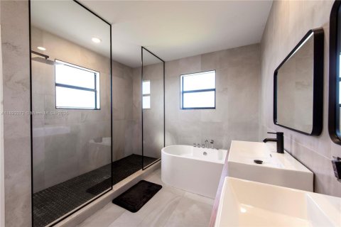 Casa en venta en Miramar, Florida, 4 dormitorios, 251.21 m2 № 1945670 - foto 13