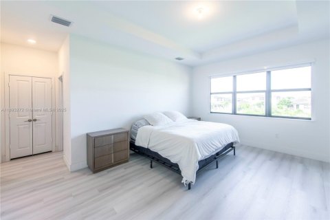 Casa en venta en Miramar, Florida, 4 dormitorios, 251.21 m2 № 1945670 - foto 14