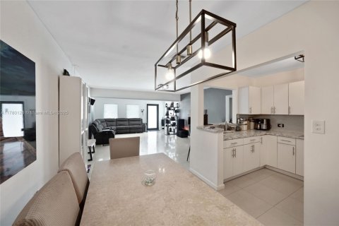 Casa en venta en Miami, Florida, 3 dormitorios, 166.85 m2 № 1938455 - foto 9