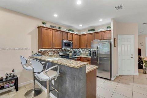 Townhouse in Doral, Florida 4 bedrooms, 179.77 sq.m. № 1938573 - photo 10