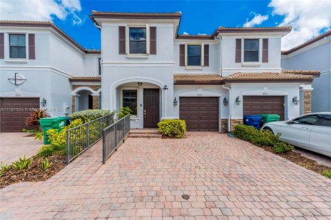 Townhouse in Doral, Florida 4 bedrooms, 179.77 sq.m. № 1938573 - photo 1