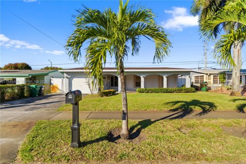 House in Lauderhill, Florida 2 bedrooms, 151.06 sq.m. № 2089078