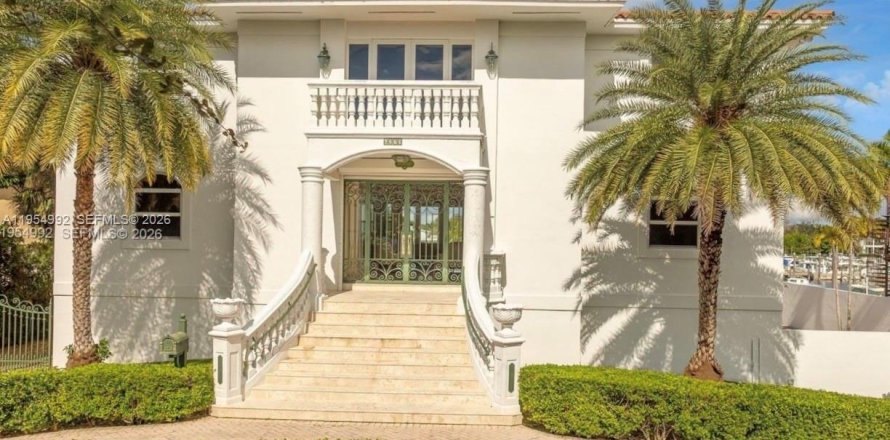 Дом в Корал-Гейблс, Флорида 5 спален, 434.6м2 № 2023406