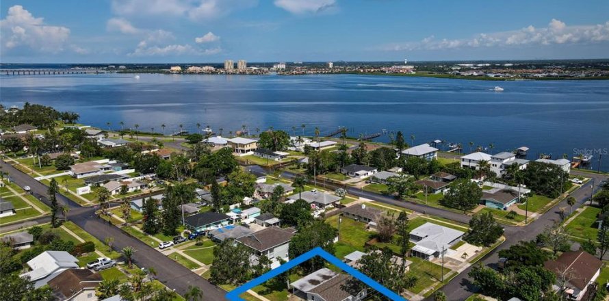 Casa en Bradenton, Florida 3 dormitorios, 129.78 m2 № 1913424