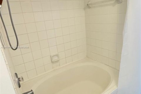 Condo in Pembroke Pines, Florida, 1 bedroom  № 2046221 - photo 15