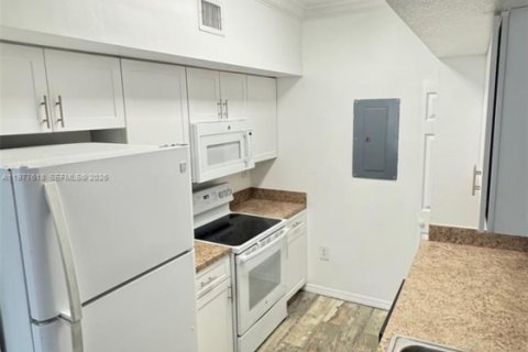 Condo in Pembroke Pines, Florida, 1 bedroom  № 2046221 - photo 8