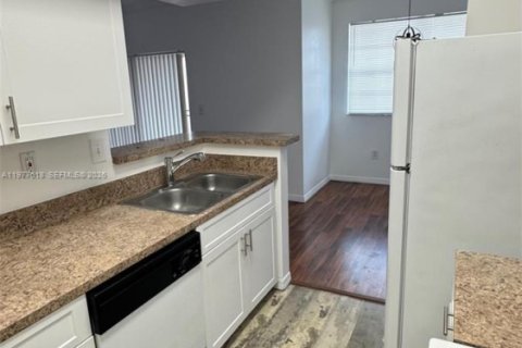 Condo in Pembroke Pines, Florida, 1 bedroom  № 2046221 - photo 9