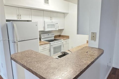 Condo in Pembroke Pines, Florida, 1 bedroom  № 2046221 - photo 7