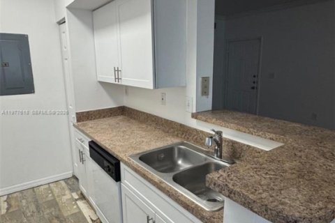 Condo in Pembroke Pines, Florida, 1 bedroom  № 2046221 - photo 23