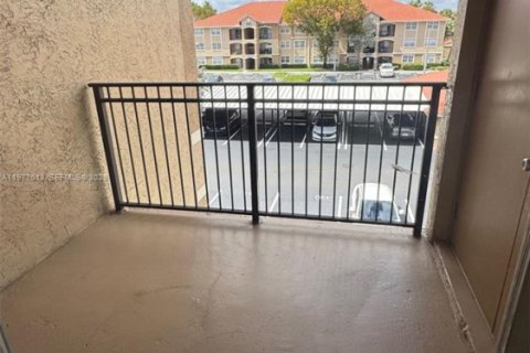 Condo in Pembroke Pines, Florida, 1 bedroom  № 2046221 - photo 18