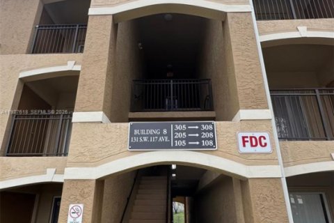 Condo in Pembroke Pines, Florida, 1 bedroom  № 2046221 - photo 2