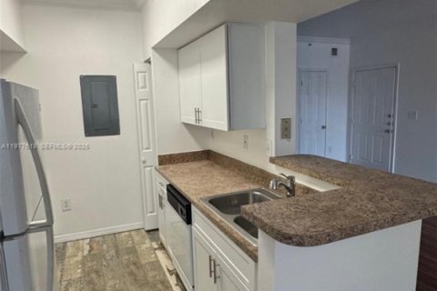 Condo in Pembroke Pines, Florida, 1 bedroom  № 2046221 - photo 6