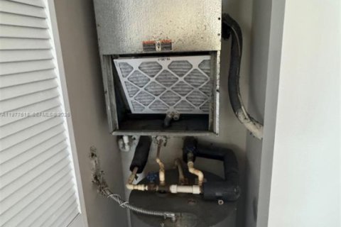 Condo in Pembroke Pines, Florida, 1 bedroom  № 2046221 - photo 10