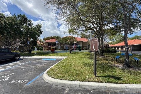 Condo in Pembroke Pines, Florida, 1 bedroom  № 2046221 - photo 30